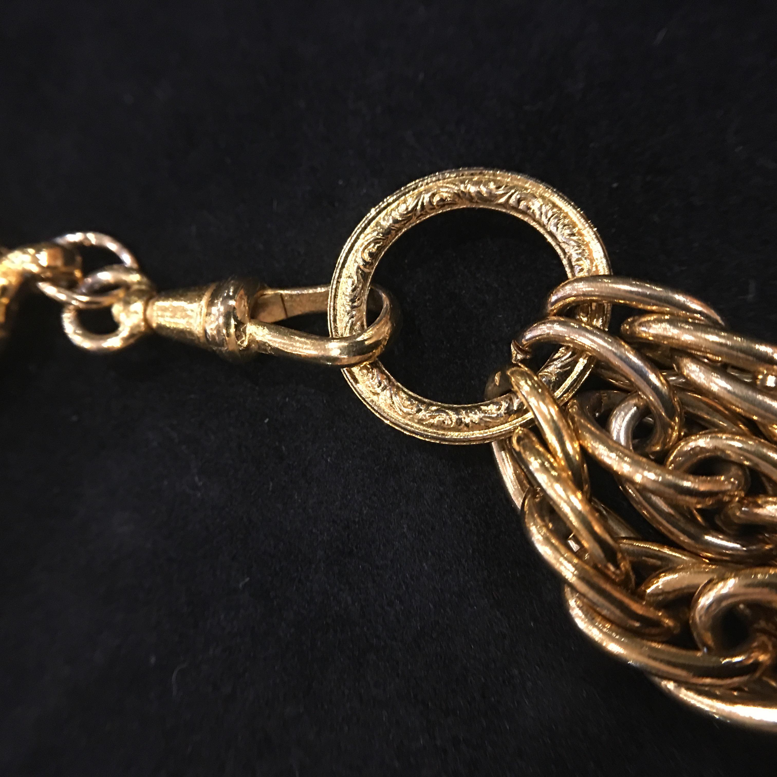 Chanel Goldfarbenes, maßgefertigtes, mehrreihiges Charm-Logo-Armband mit Perlen, 1980''s 1