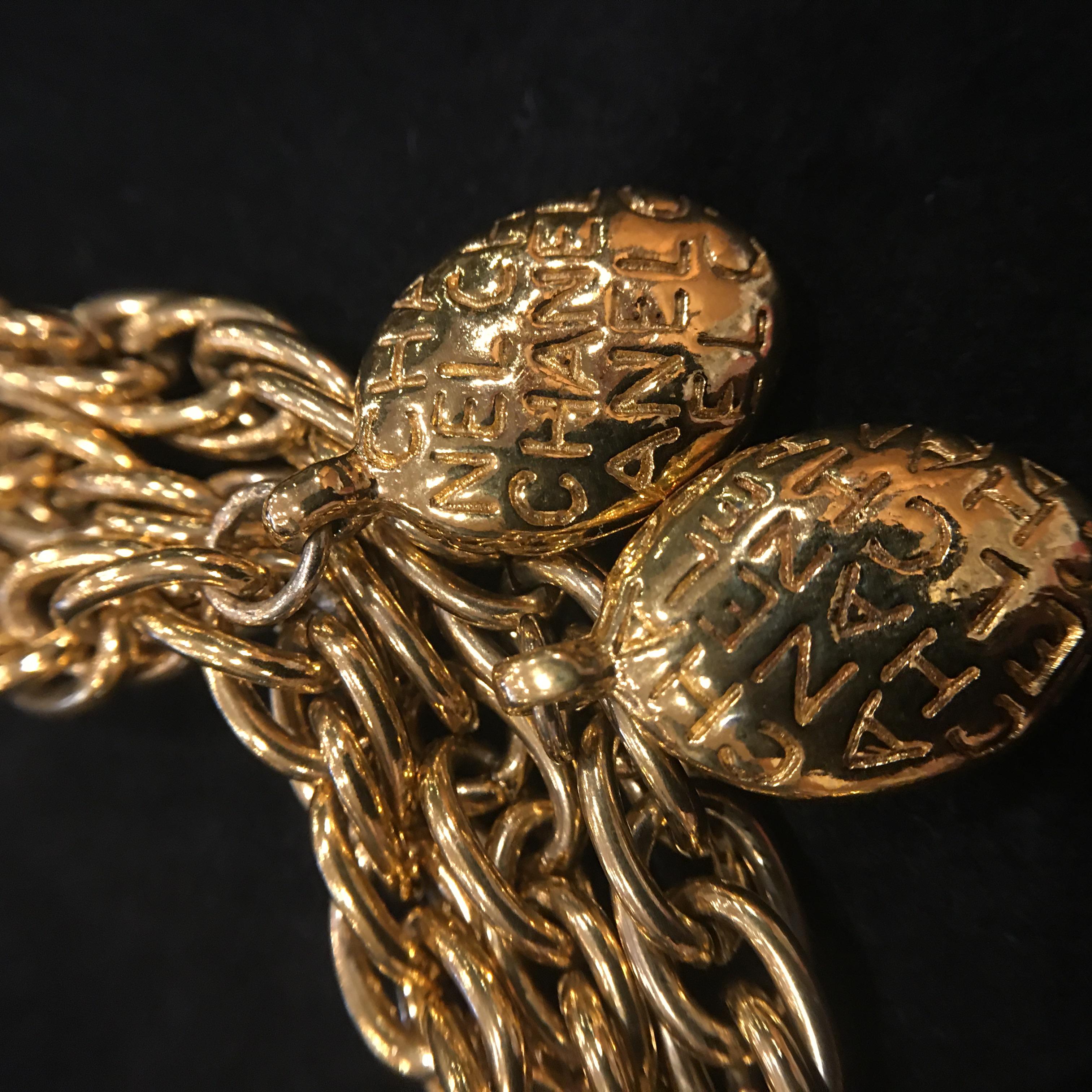 Chanel Goldfarbenes, maßgefertigtes, mehrreihiges Charm-Logo-Armband mit Perlen, 1980''s 2