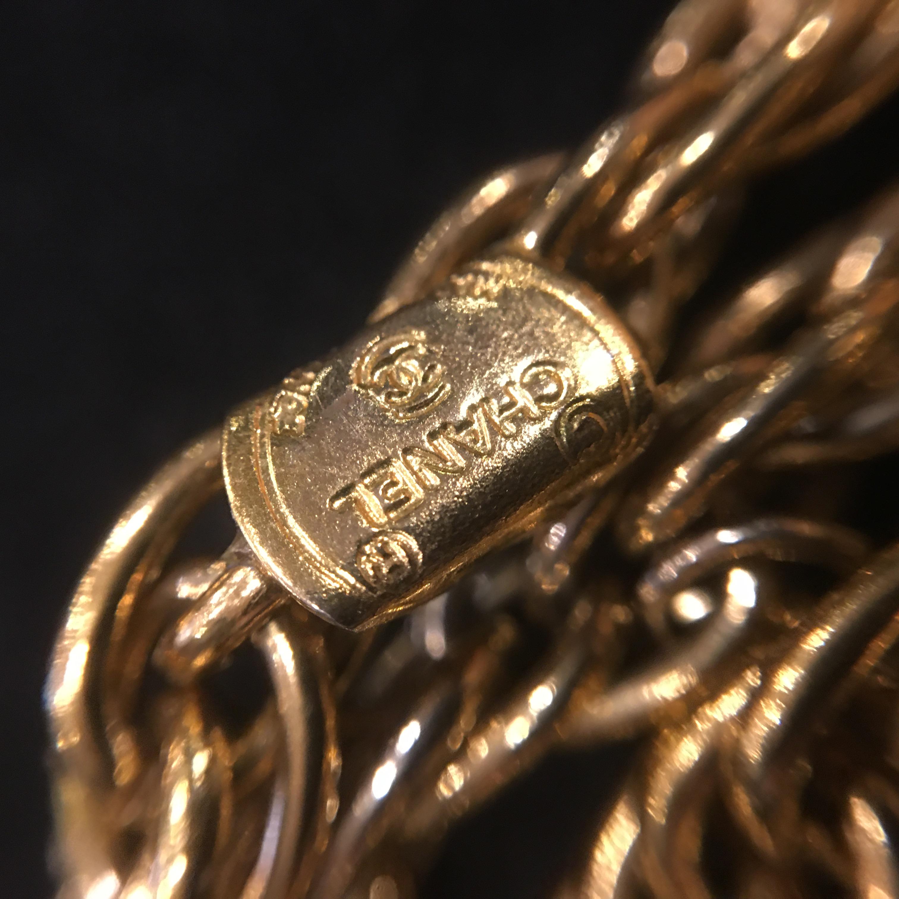 Chanel Goldfarbenes, maßgefertigtes, mehrreihiges Charm-Logo-Armband mit Perlen, 1980''s 3