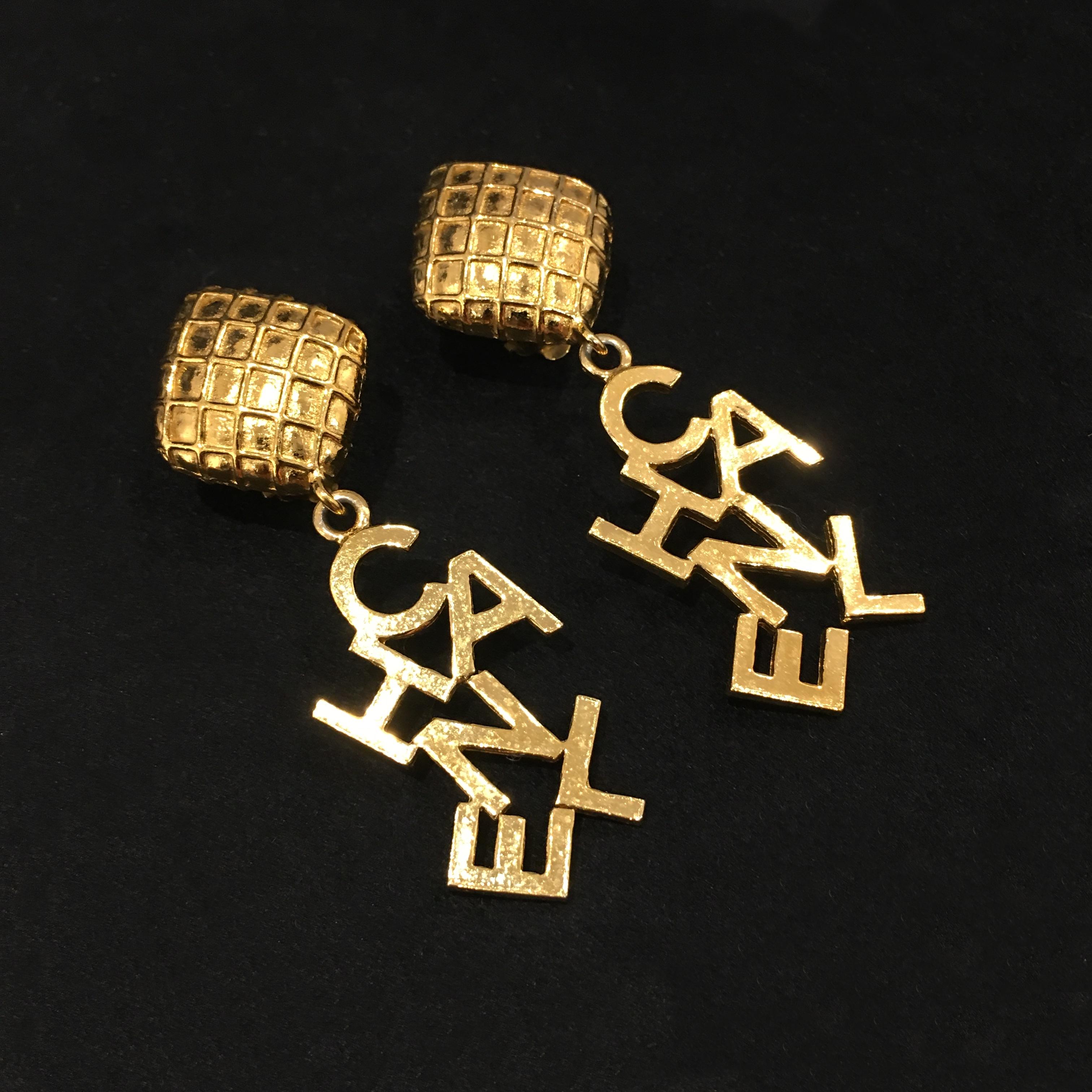 Brand: Chanel
Reference: JW363
Measurement of Earrings: 2.3cm x 6.5cm
Material: Gilt Metal
Year: 1980’s
Made in France

Please Note: the jewelries are guarantee 100% authentic pre-owned therefore might have signs of tarnish or oxidation , please