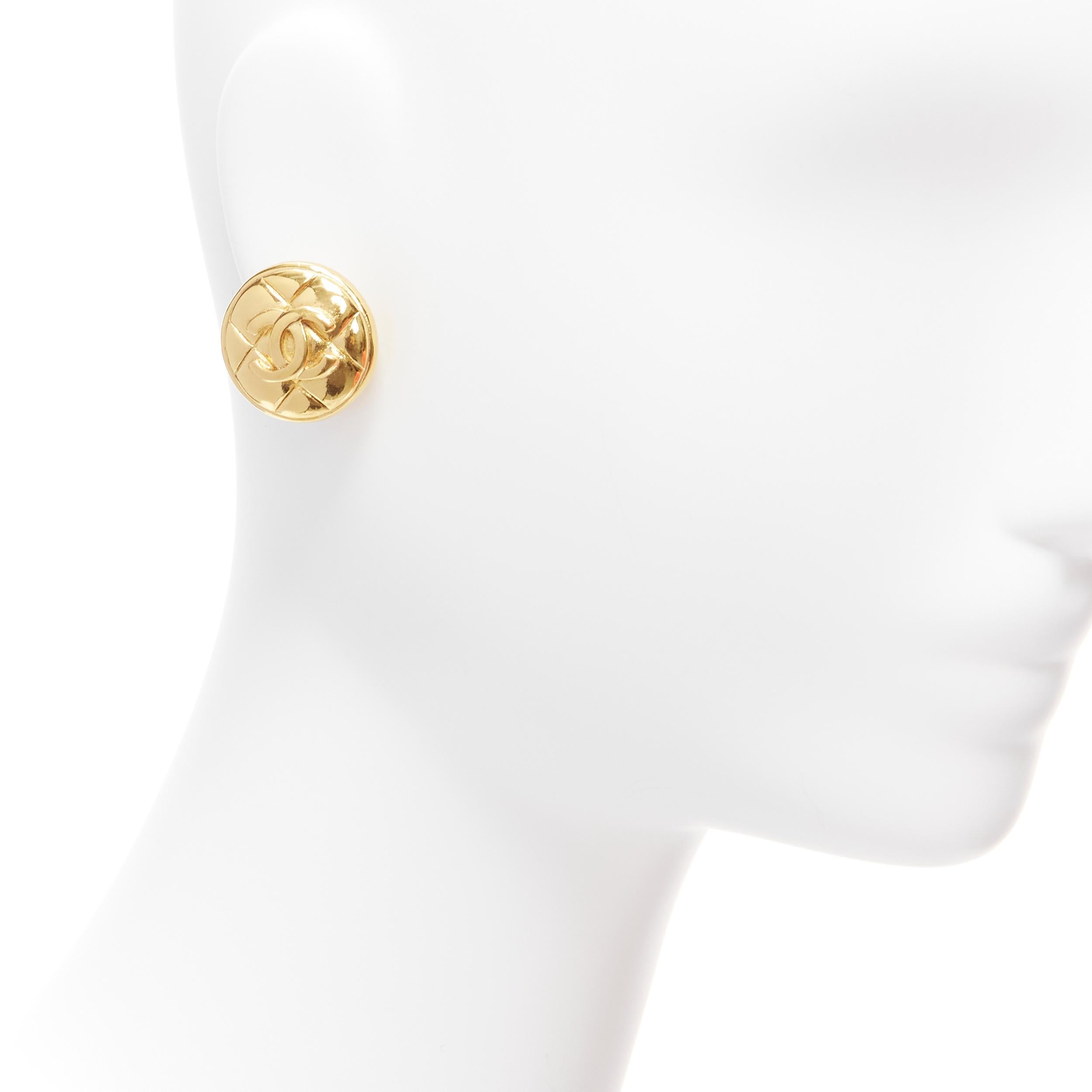 CHANEL gold tone diamond quilted CC logo medallion coin clip on earring
Reference: TGAS/D00160
Brand: Chanel
Designer: Karl Lagerfeld
Material: Metal
Color: Gold
Pattern: Solid
Closure: Clip On
Made in: France

CONDITION:
Condition: Good, this item
