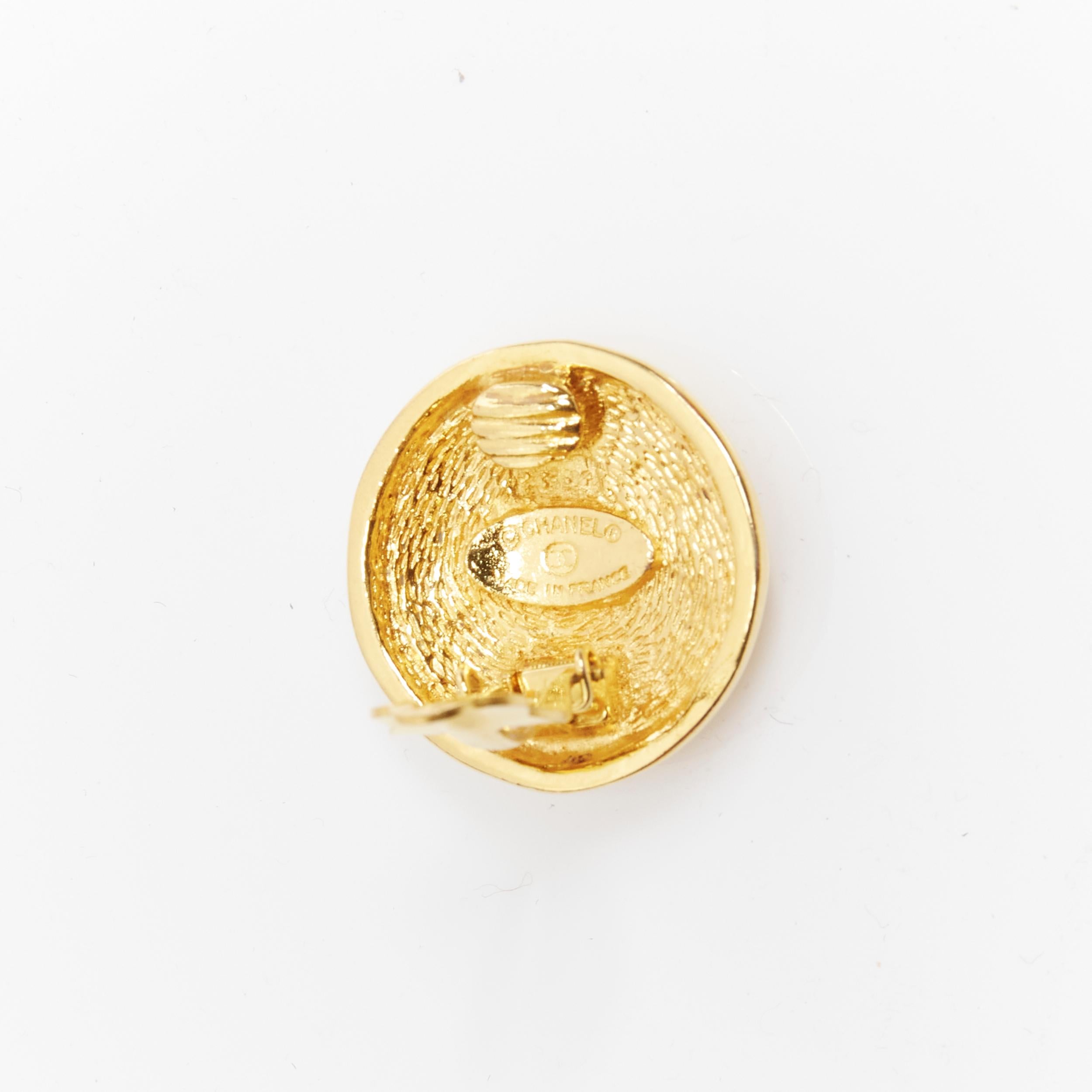 CHANEL - Boucles d'oreilles à clip avec médaillon CC en diamant doré et matelassé en vente 2
