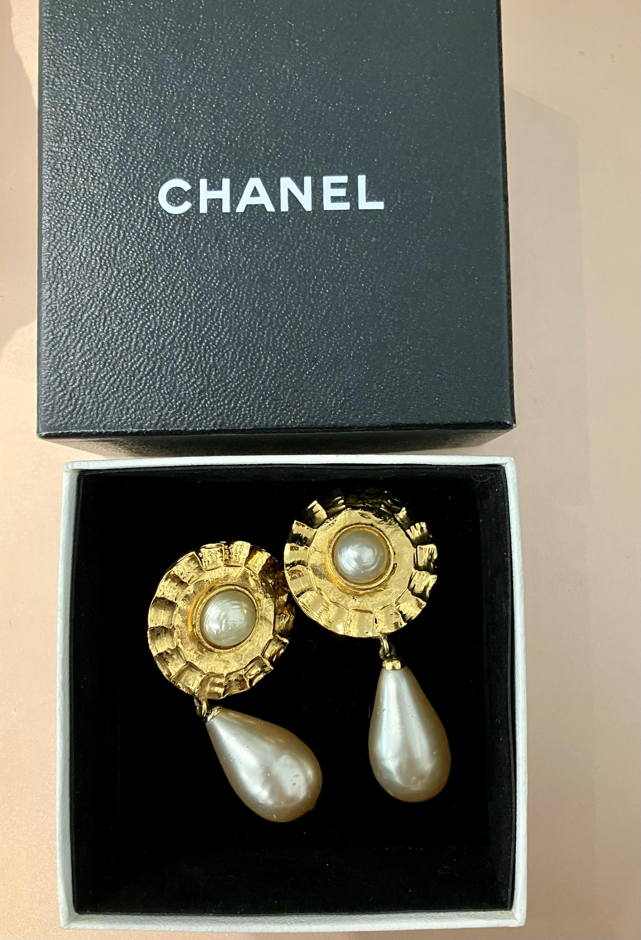  Chanel Gold Tone Drop Clip On Earrings In Good Condition For Sale In Paris, FR