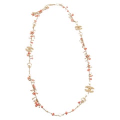 Chanel Goldfarbene Perlenkette mit Kunstperlenkette
