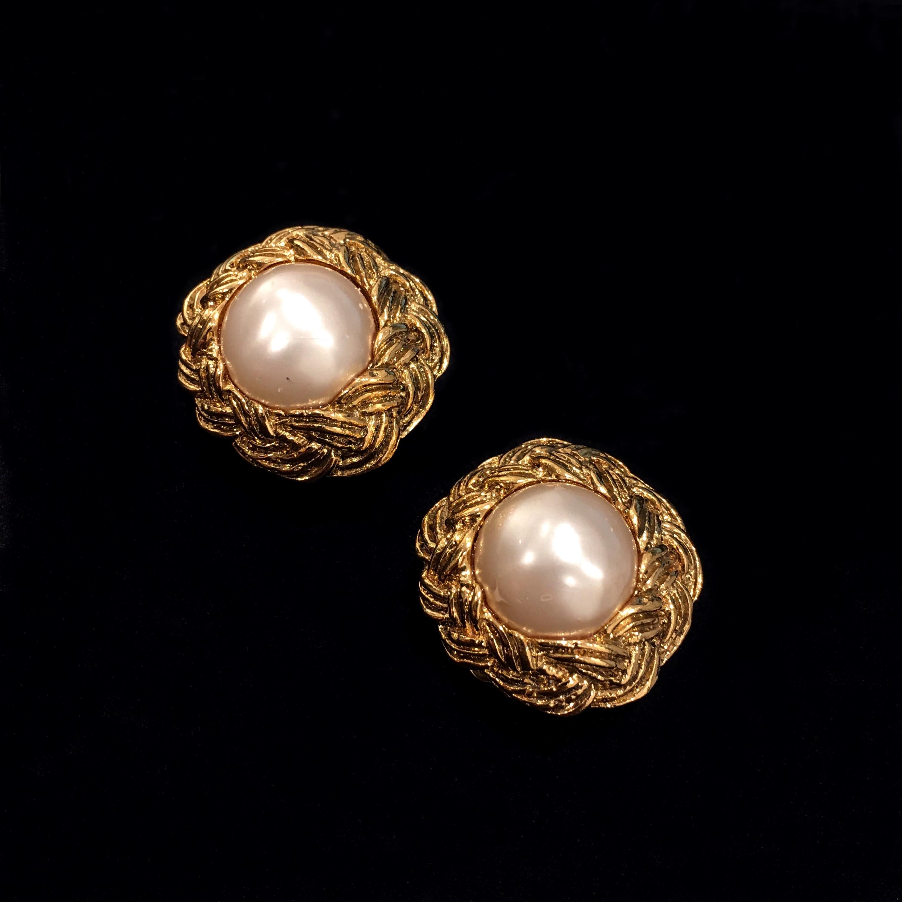 Chanel - Boucles d'oreilles clip en métal doré avec tresse de ruban et fausses perles, 1993 Pour femmes en vente