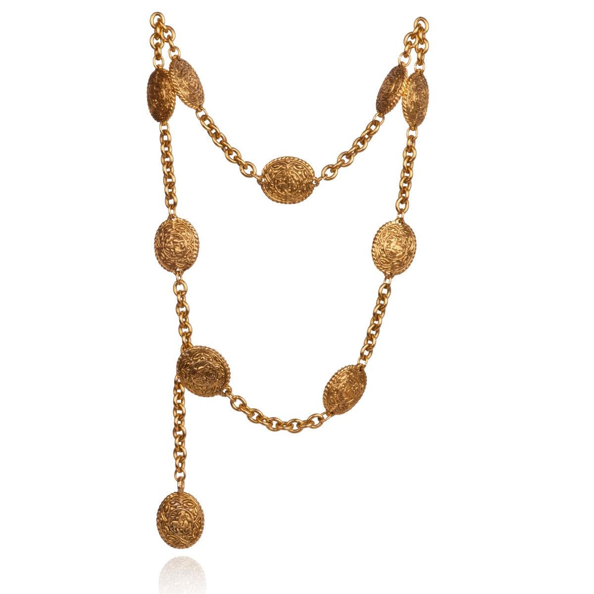 Chanel goldfarbener Gürtel mit Medaillon-Halskette mit Reitmotiv, hergestellt in Frankreich, 1990er Jahre.
Der Gürtel ist gestempelt. Sehr klassisch und alltagstauglich.

Herkunft: Frankreich
Größe: Gesamtlänge 85 cm
Zustand: in ausgezeichnetem