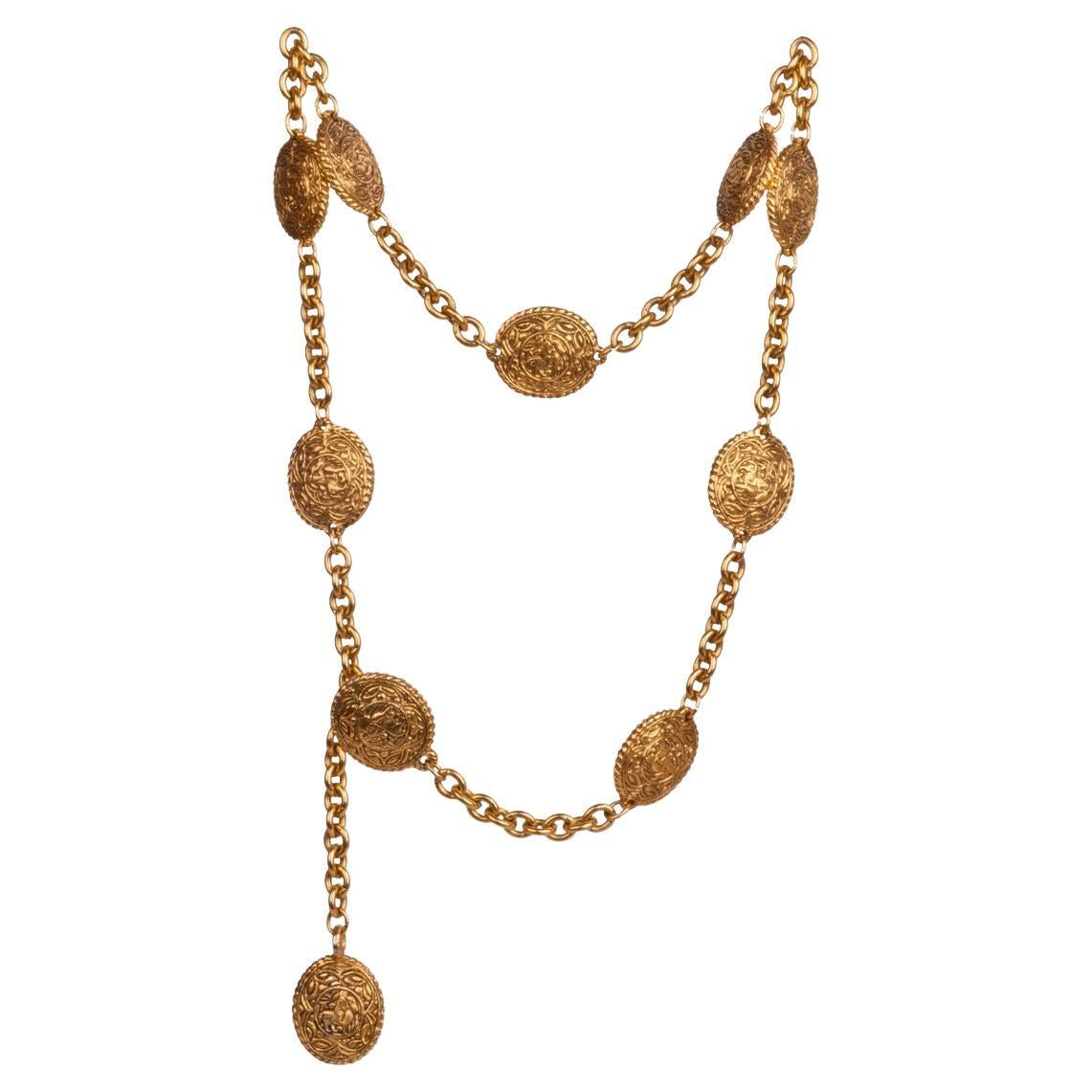 Chanel Goldfarbener Gürtel mit Pferdereitmotiv und Medaillon-Halskette, 1990er Jahre