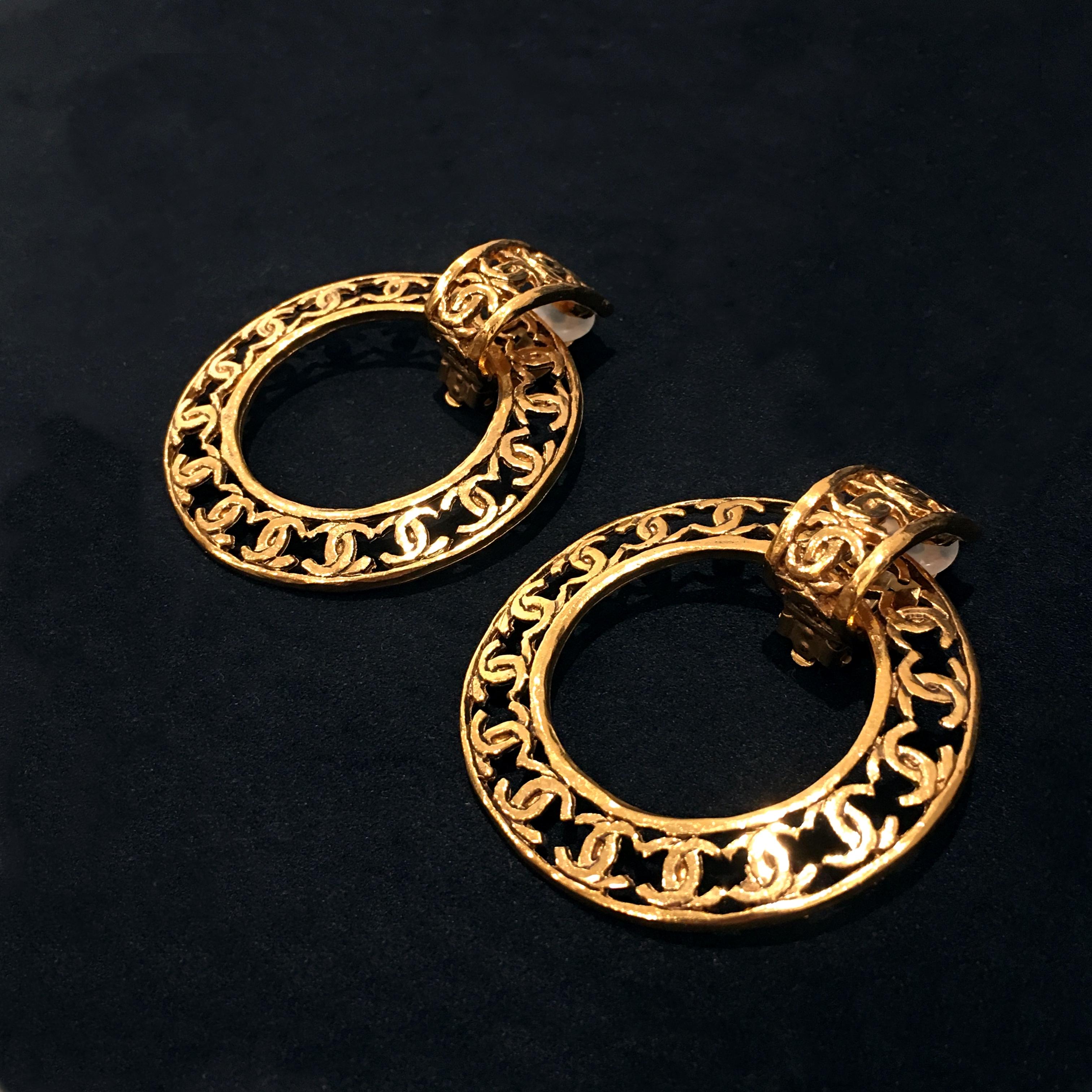 Brand: Chanel
Reference: JW388
Measurement of Earrings: 5cm x 6cm
Material: Gilt Metal
Mark: 