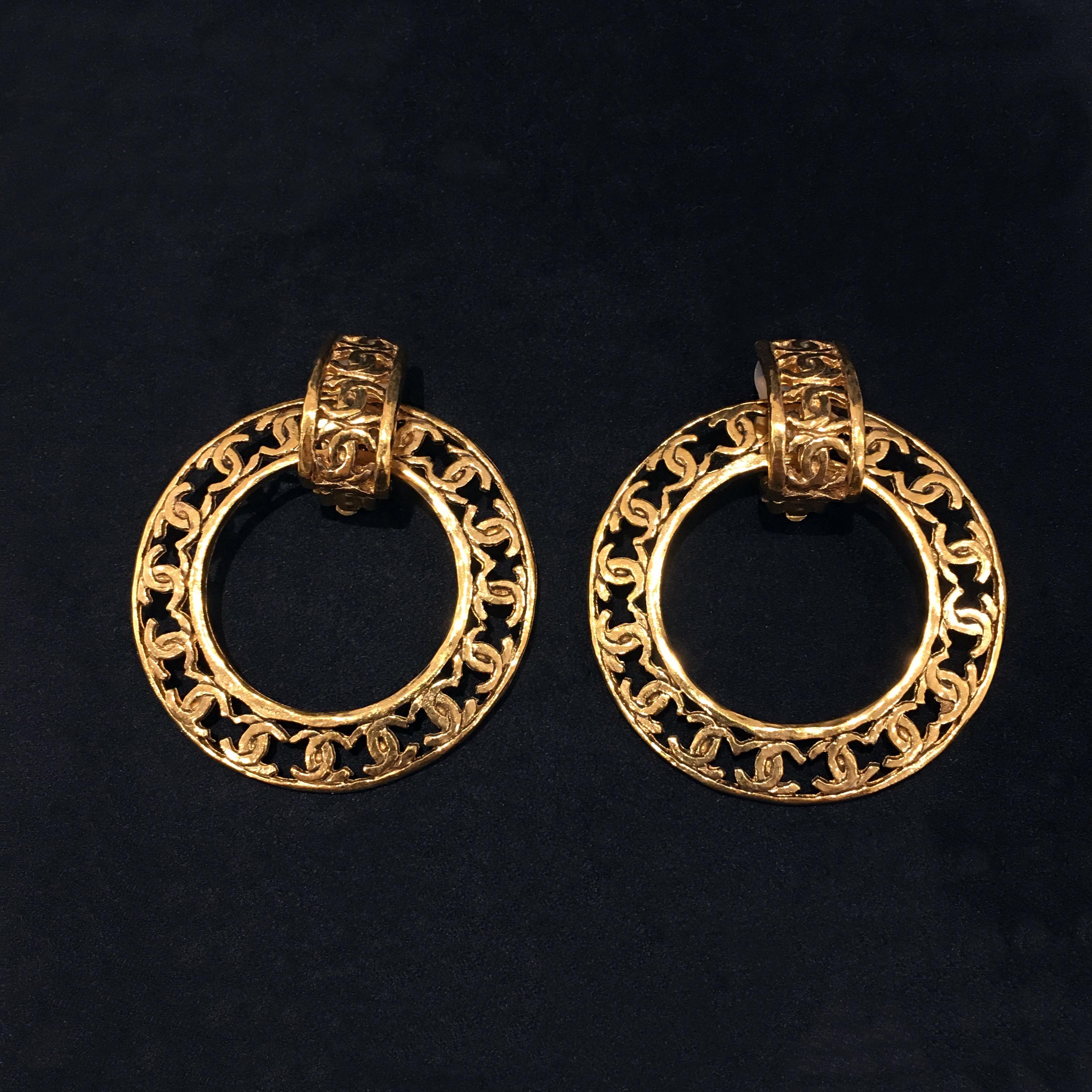 Chanel Gold Tone Large Hoop CC Logo Two Way Use Clip Earrings, 1986 / 1988 In Good Condition In Central & Western District, HK
