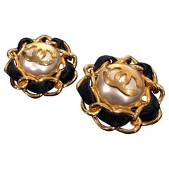 Orecchini a clip Chanel in pelle e tonalità oro con logo CC in finta perla, anni '80