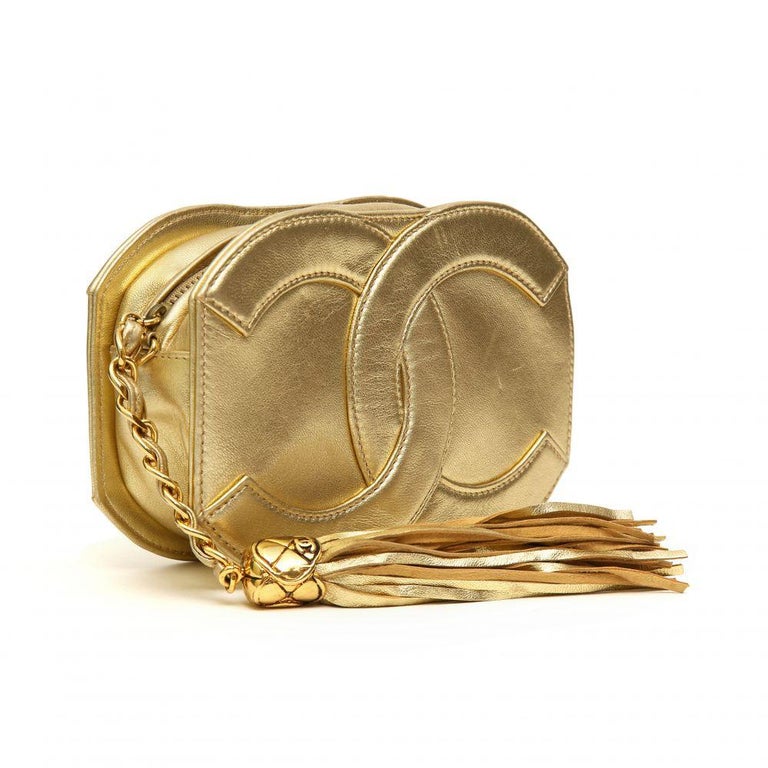 Chanel gold tone leather shoulder bag 

Measurements
Width: 15 cm
Height: 10 cm
Depth: 5 cm
