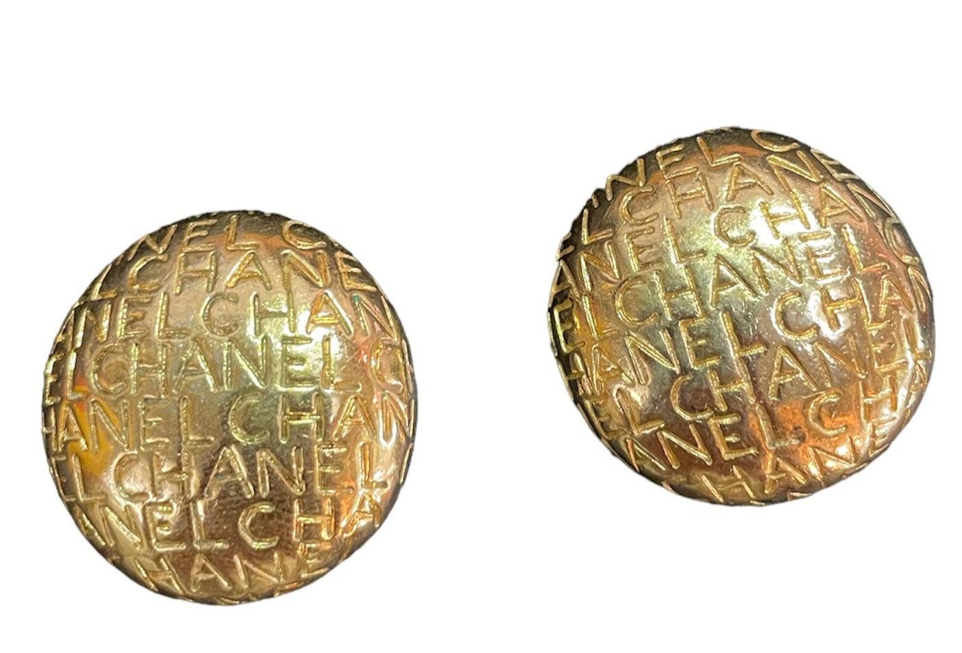 Demi parure Chanel avec logo en or et portrait de Coco Chanel, années 1980 Bon état - En vente à Los Angeles, CA
