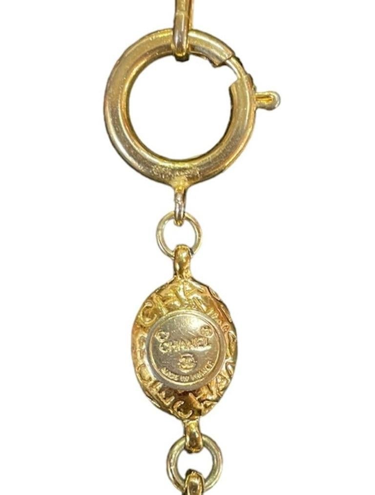 Demi parure Chanel avec logo en or et portrait de Coco Chanel, années 1980 Pour femmes en vente