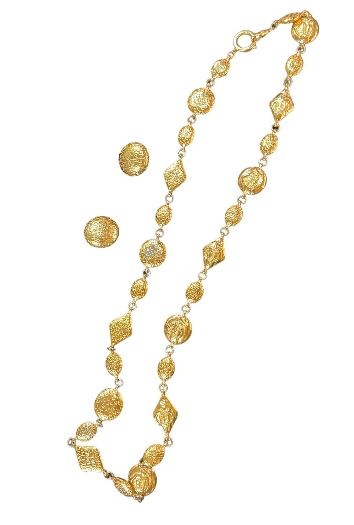 Demi parure Chanel avec logo en or et portrait de Coco Chanel, années 1980 en vente