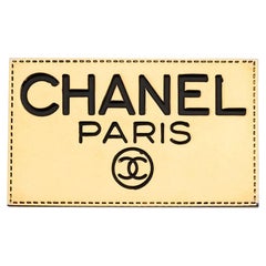 Chanel Broche plaquée avec logo gravé