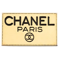 Chanel Goldfarbene Logo-gravierte Plattenbrosche mit Logo-Gravur