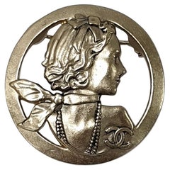 Spilla Mademoiselle Chanel in oro - Eleganza e iconicità