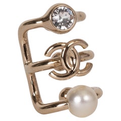 CHANEL Pendientes de orejeras de perlas y cristales de DUBAI en metal dorado 22C