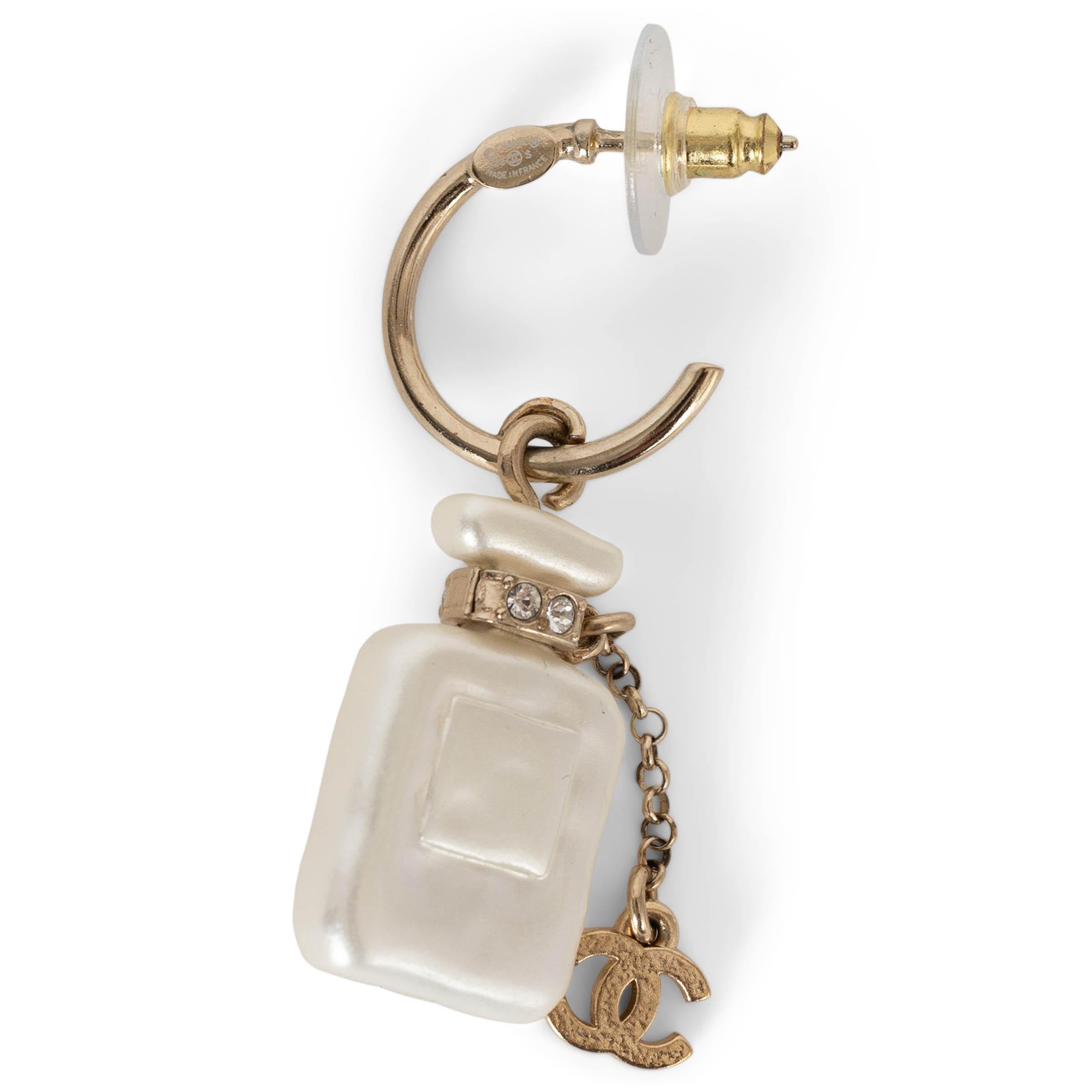 CHANEL gold-tone metal 22S NO 5 PERFUME BOTTLE Dangle Earrings For Sale 1