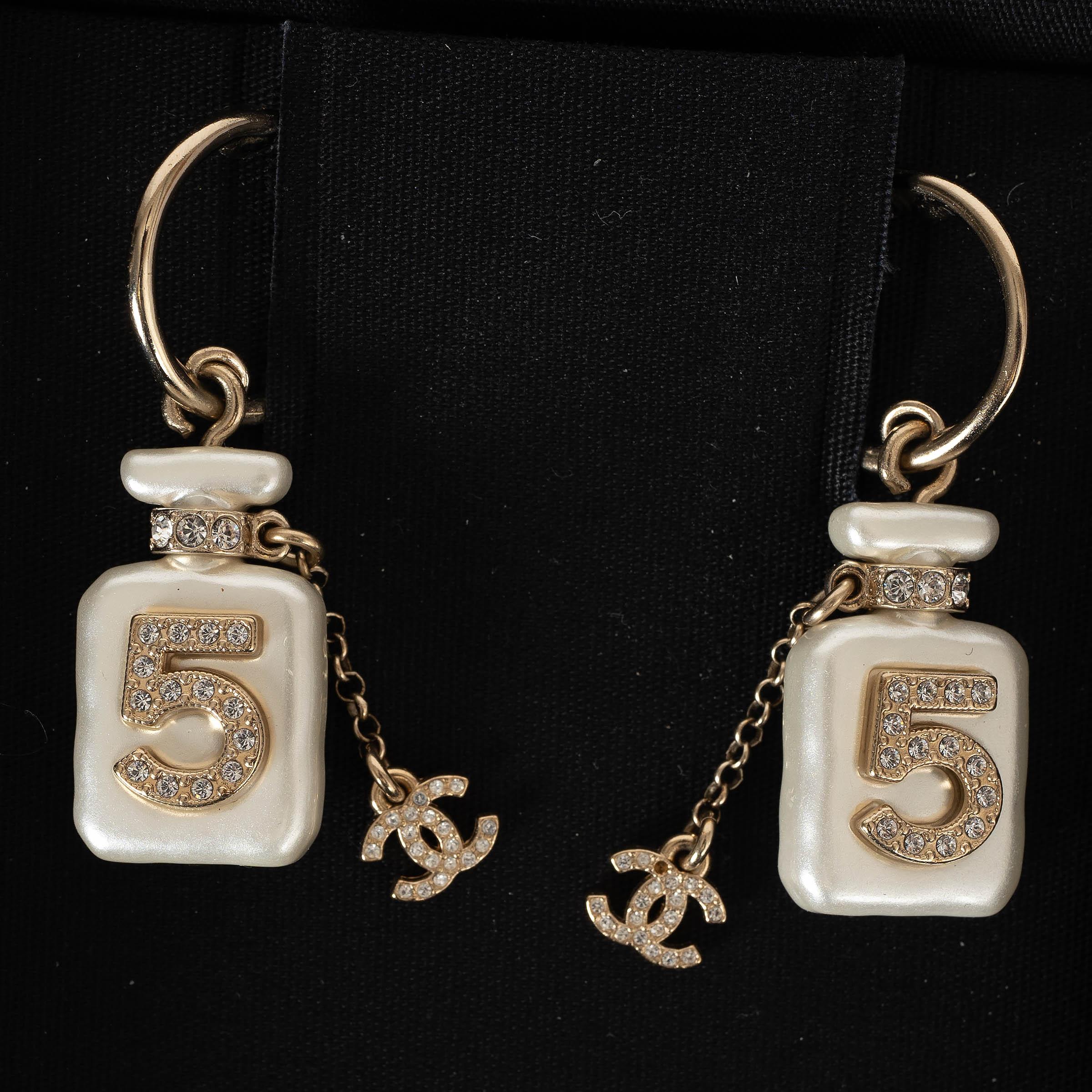 CHANEL gold-tone metal 22S NO 5 PERFUME BOTTLE Dangle Earrings For Sale 2