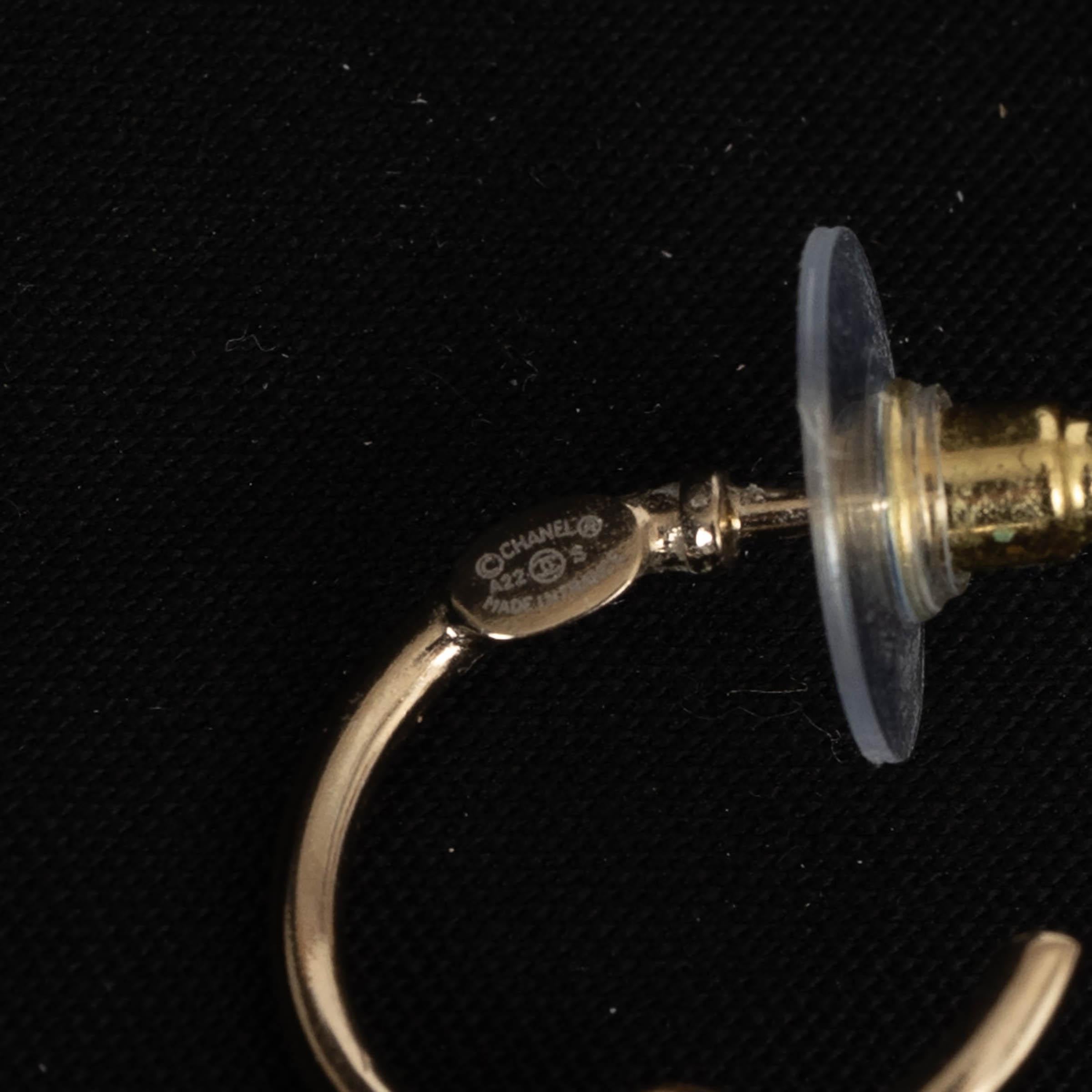 CHANEL gold-tone metal 22S NO 5 PERFUME BOTTLE Dangle Earrings For Sale 3