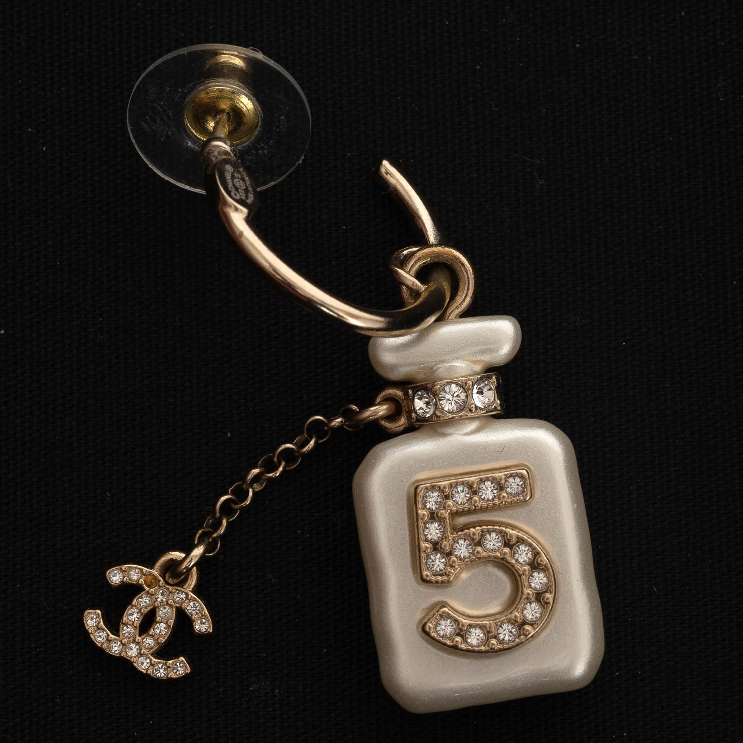 CHANEL gold-tone metal 22S NO 5 PERFUME BOTTLE Dangle Earrings For Sale 4