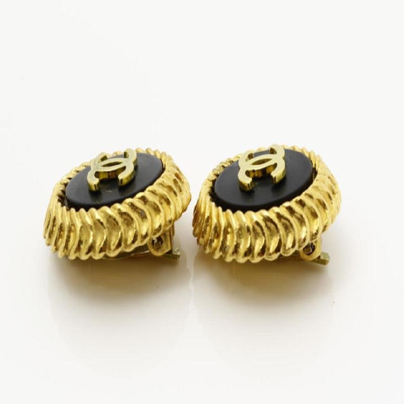 Chanel Clips d'oreilles en métal doré et émail noir avec logo CC Bon état à Irvine, CA