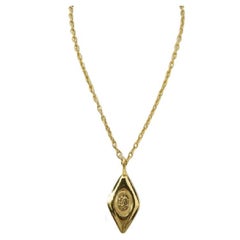 Chanel, collier court en métal doré avec breloque en forme de diamant et logo CC