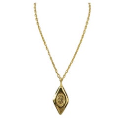 Collana corta Chanel in metallo dorato CC Diamond Shape Charm Logo