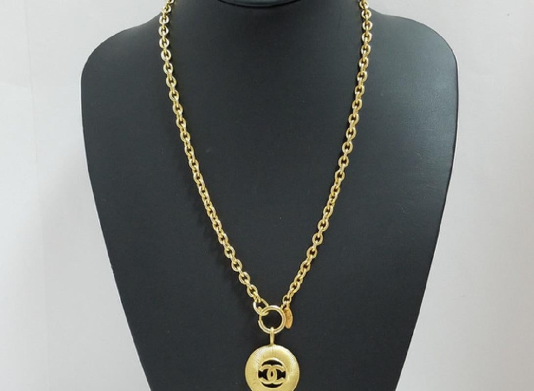 Chanel Classic necklace features gold-tone chain, a circular cutout sunburst pendant housing a cutout interlocking CC logo and an oversize O-ring clasp closure.


70607MSC