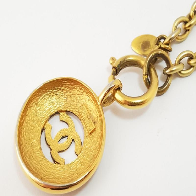 Women's Chanel Gold-tone Metal CC Logo Cutout Sunburst Pendant Necklace For Sale