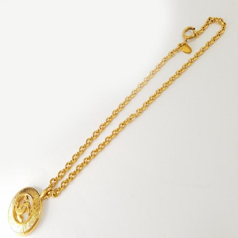 Chanel Classic necklace features gold-tone chain, a circular sunburst pendant housing a cutout interlocking CC logo and an oversize spring ring closure.


68365MSC