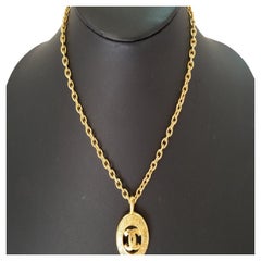 Chanel Goldfarbene Metall-Halskette mit CC-Logo-Sonnenschliff-Anhänger