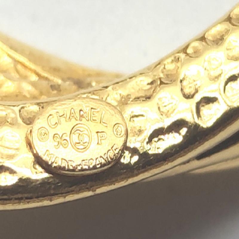 Chanel Goldfarbene Metall-Halskette mit CC-Ring-Anhänger und Drehverschluss im Angebot 8