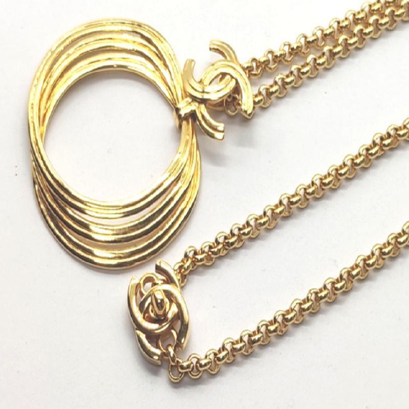 Chanel CC-Halskette mit goldfarbener Hardware, Ringanhänger mit geschichtetem Akzent und ineinandergreifendem CC-Logo an der Spitze, langer Kette, die doppelt getragen werden kann, und Drehverschluß.


72702MSC