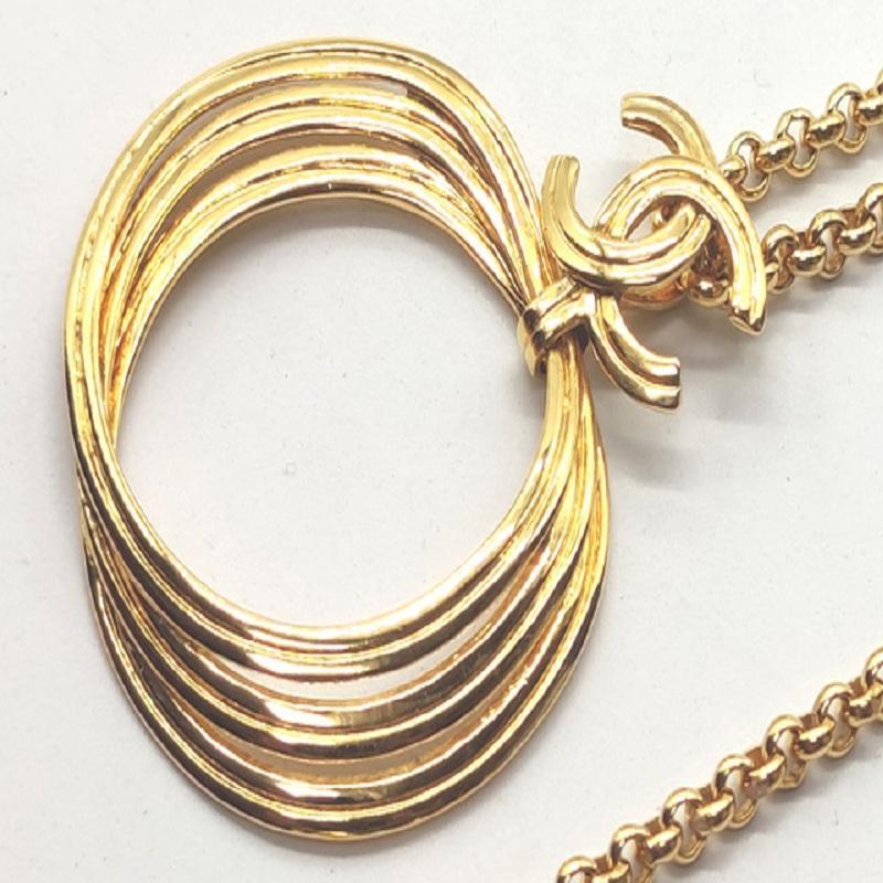 Chanel Goldfarbene Metall-Halskette mit CC-Ring-Anhänger und Drehverschluss im Zustand „Gut“ im Angebot in Irvine, CA