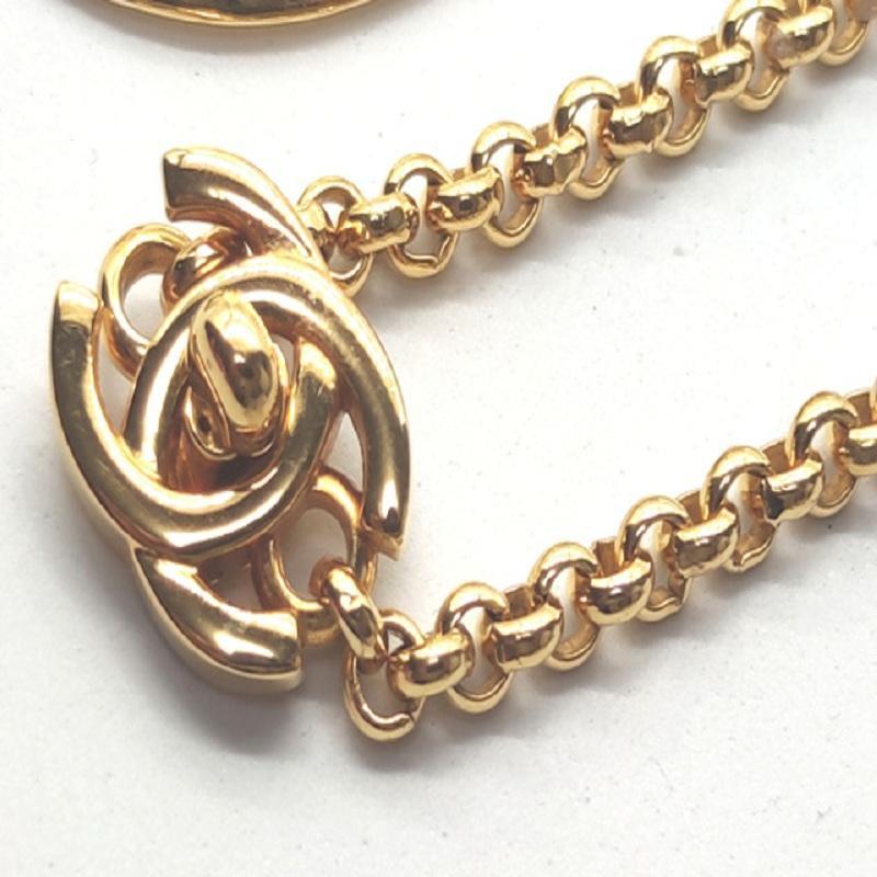 Chanel Goldfarbene Metall-Halskette mit CC-Ring-Anhänger und Drehverschluss Damen im Angebot