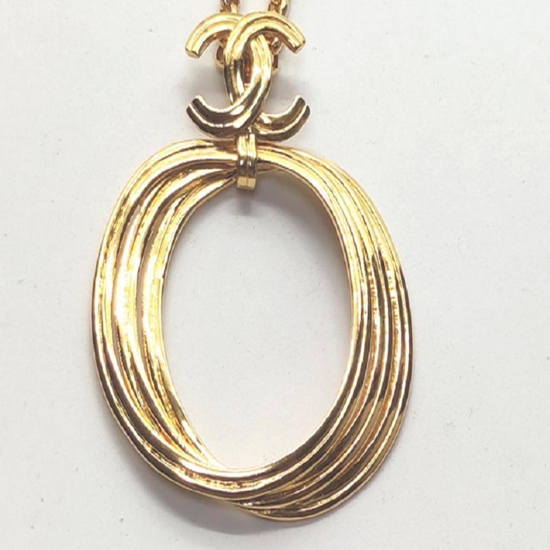 Chanel Goldfarbene Metall-Halskette mit CC-Ring-Anhänger und Drehverschluss im Angebot 1