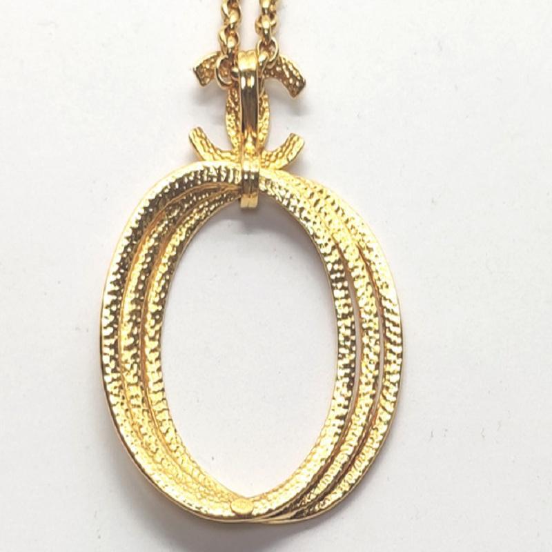 Chanel Goldfarbene Metall-Halskette mit CC-Ring-Anhänger und Drehverschluss im Angebot 2
