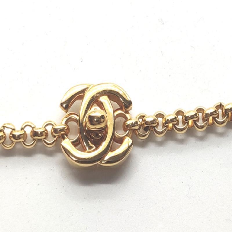 Chanel Goldfarbene Metall-Halskette mit CC-Ring-Anhänger und Drehverschluss im Angebot 3