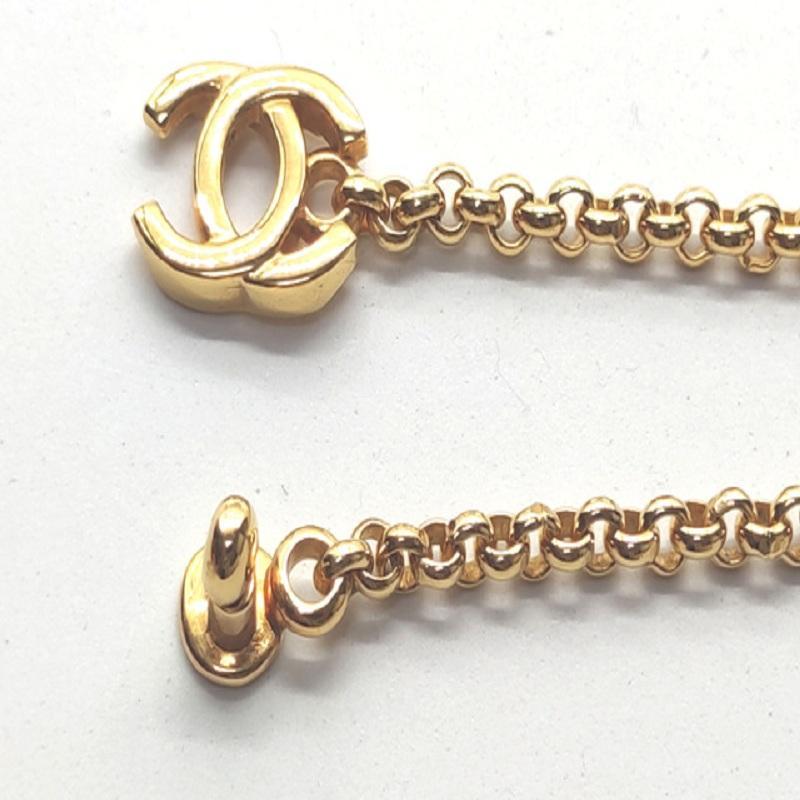 Chanel Goldfarbene Metall-Halskette mit CC-Ring-Anhänger und Drehverschluss im Angebot 5