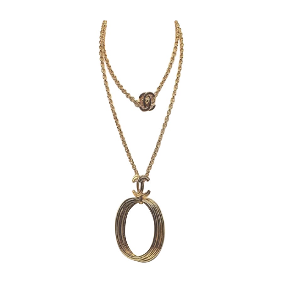 Chanel Goldfarbene Metall-Halskette mit CC-Ring-Anhänger und Drehverschluss im Angebot