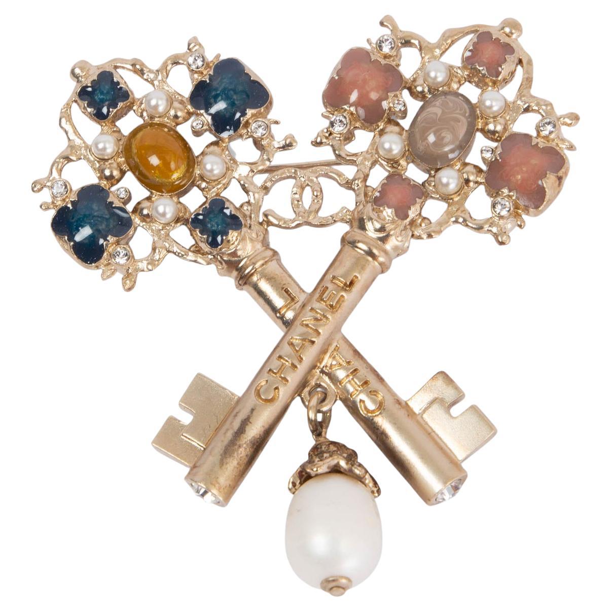 CHANEL gold-tone metal & GLASS BEADS 2017 17A COSMOPOLITE KEYS Brooch For Sale