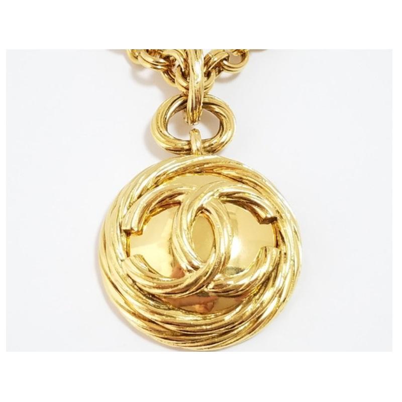 This Chanel necklace featured gold-tone hardware, a pendant with mirror surrounded by twist detail and a small interlocking CC logo at top, on the other side of the pendant is embellished with interlocking CC logo at center with twist detail and a
