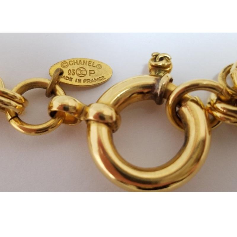 Chanel Gold-tone Metal Round Mirror Pendant Necklace For Sale 1