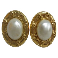 Goldfarbene Metall-Ohrclips mit runden Perlen von Chanel