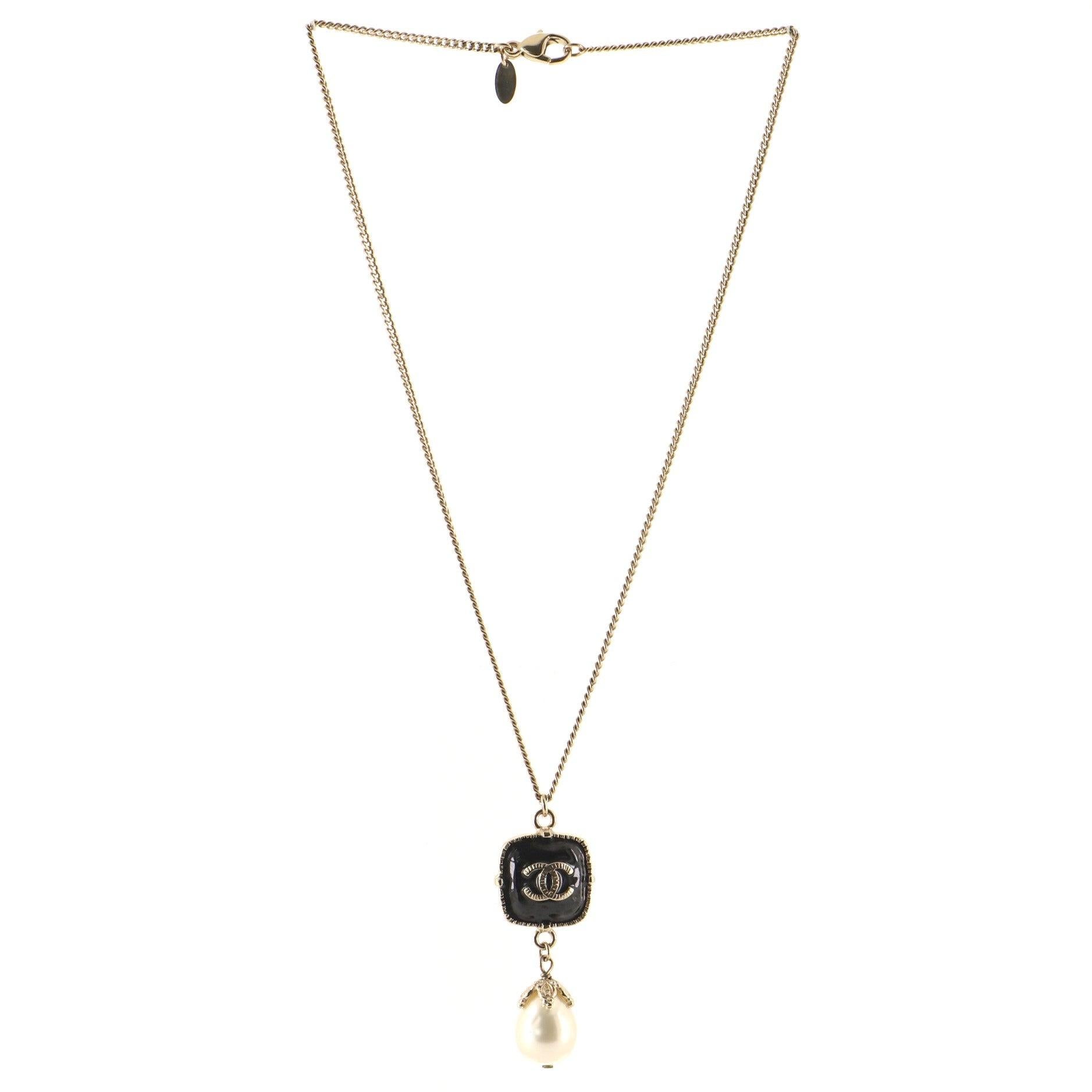 Chanel CC Pendant Necklace features a black pendant with interlocking CC logo, faux pearl drop, gold-tone long chain and lobster clasp closure.


63736MSC