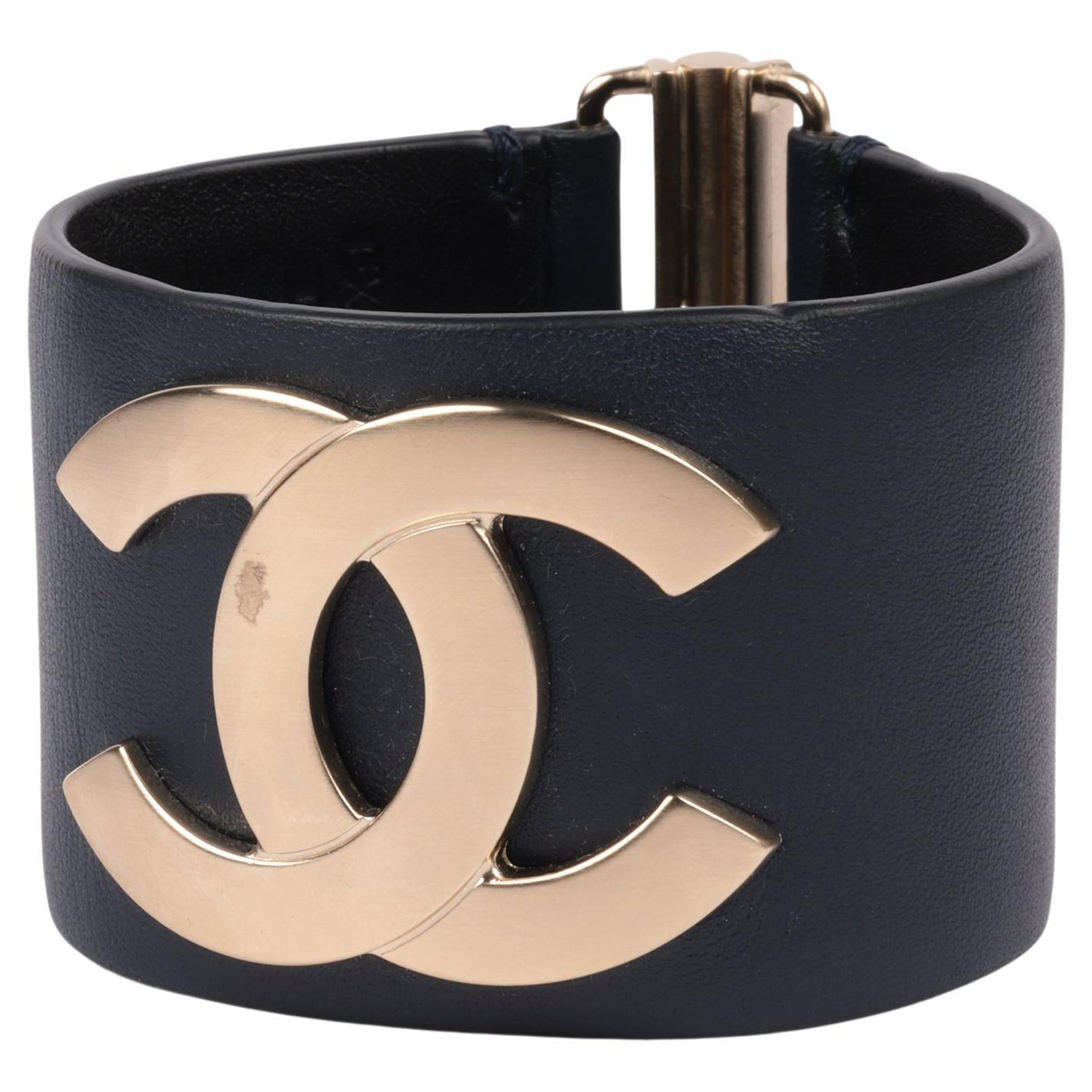 Chanel - Bracelet CC en cuir d'agneau doré et bleu marine en vente