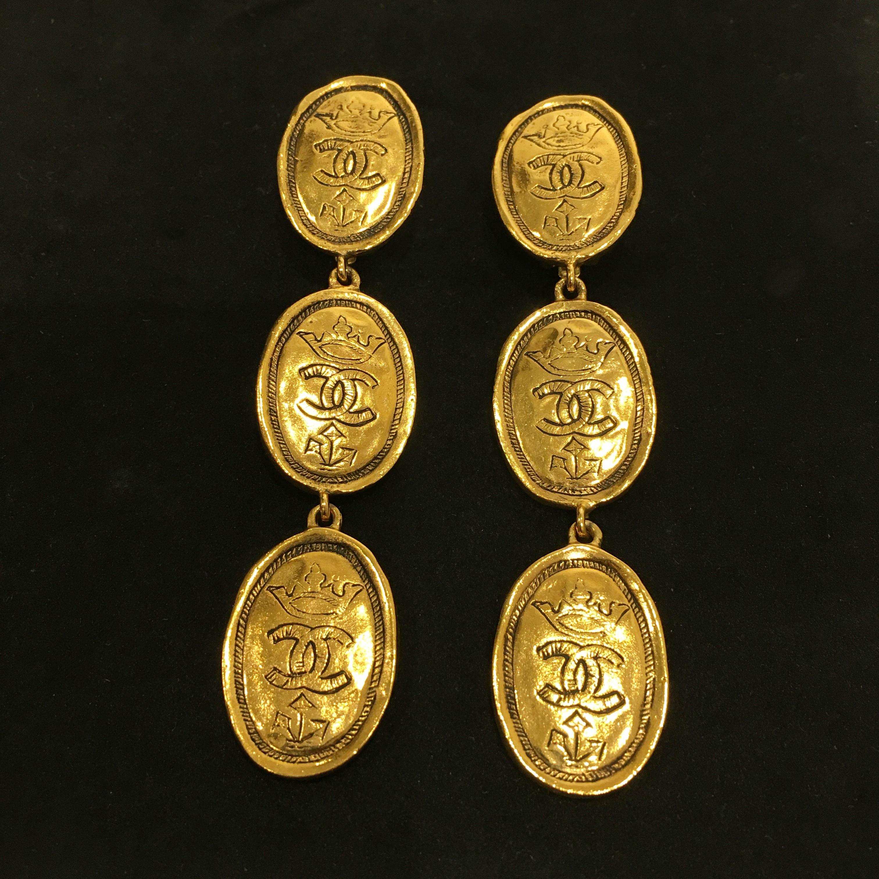 Chanel Gold Tone Oval Dangle Crown CC Logo Clip Earrings ‘26‘ 1987 / 1989 In Good Condition For Sale In Central & Western District, HK