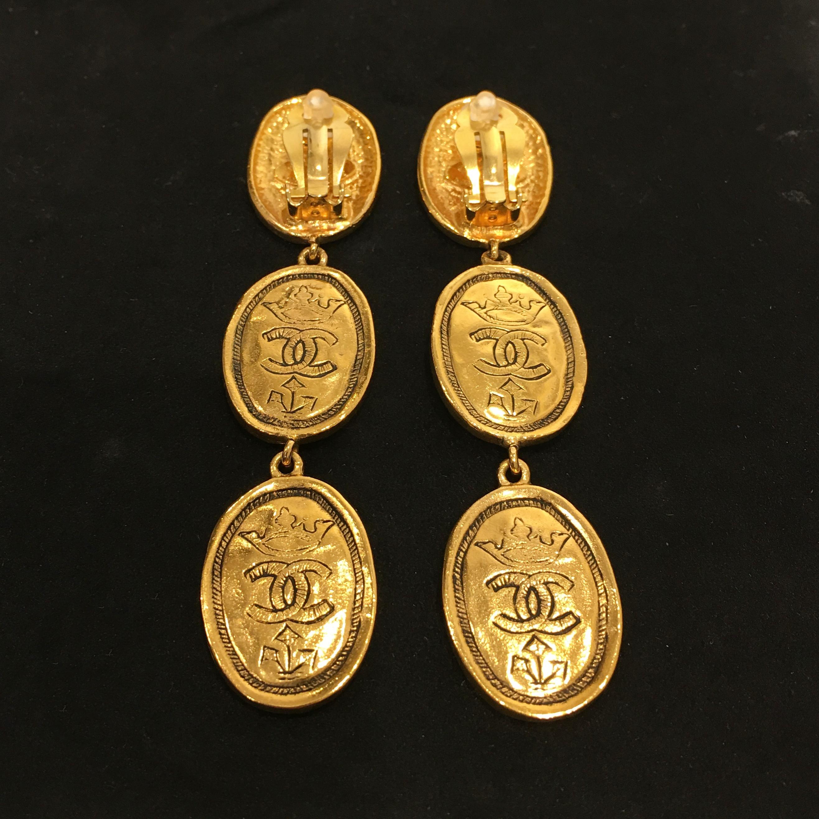 Women's Chanel Gold Tone Oval Dangle Crown CC Logo Clip Earrings ‘26‘ 1987 / 1989 For Sale